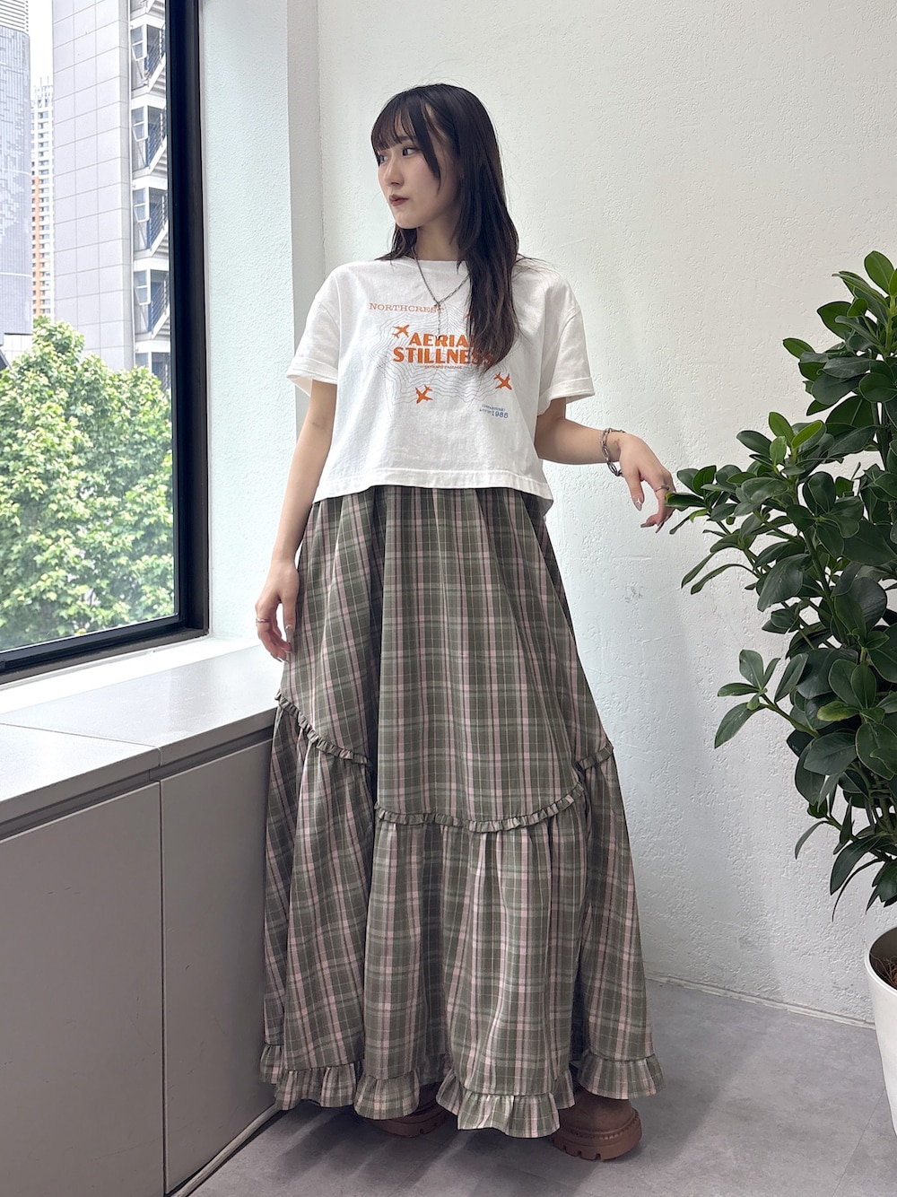 ホワイト系のTシャツ/カットソー、グリーン系のワンピースを着用したレディースの夏コーディネートの1枚目の写真