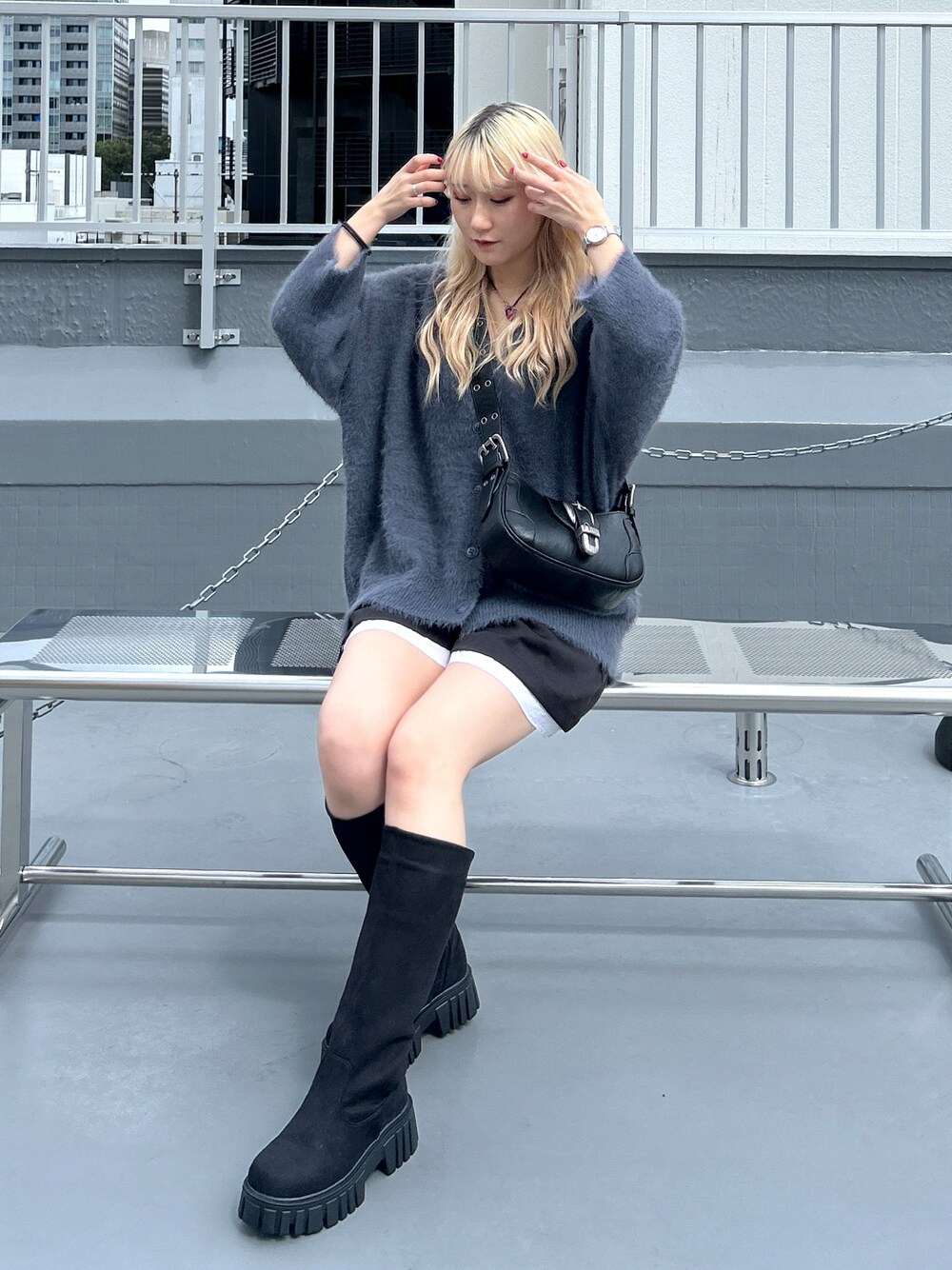 「秋っぽコーデ更新中、オトナカジュアル、ゆるコーデ、秋服準備はじめました、低身長女子、#秋コーデ、イエベ春、ブルべ夏、カーディガン、ショートパンツ、ロングブーツ、152cm、カーディガンコーデ」｜「w closetのロングブーツ（ブーツ、ブラック系）」を使った、みうさん（骨格ストレート・レディース・152cm）の秋コーディネートの1枚目の写真