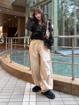 「w closet（ダブルクローゼット）の【6色展開/前後着用可能】2wayフリルブラウス（シャツ/ブラウス、ブラック系）」を使った、みうさん（レディース・152cm）の春コーディネート