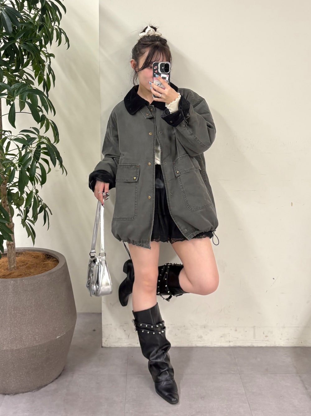 グレー系のカバーオール、ホワイト系のTシャツ/カットソーを着用したレディースの秋コーディネートの1枚目の写真