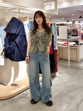「w closet（ダブルクローゼット）の【6色展開/無地・チェック柄】フリフリノースリブラウス（シャツ/ブラウス、グリーン系）」を使った、みうさん（レディース・152cm）の春コーディネート