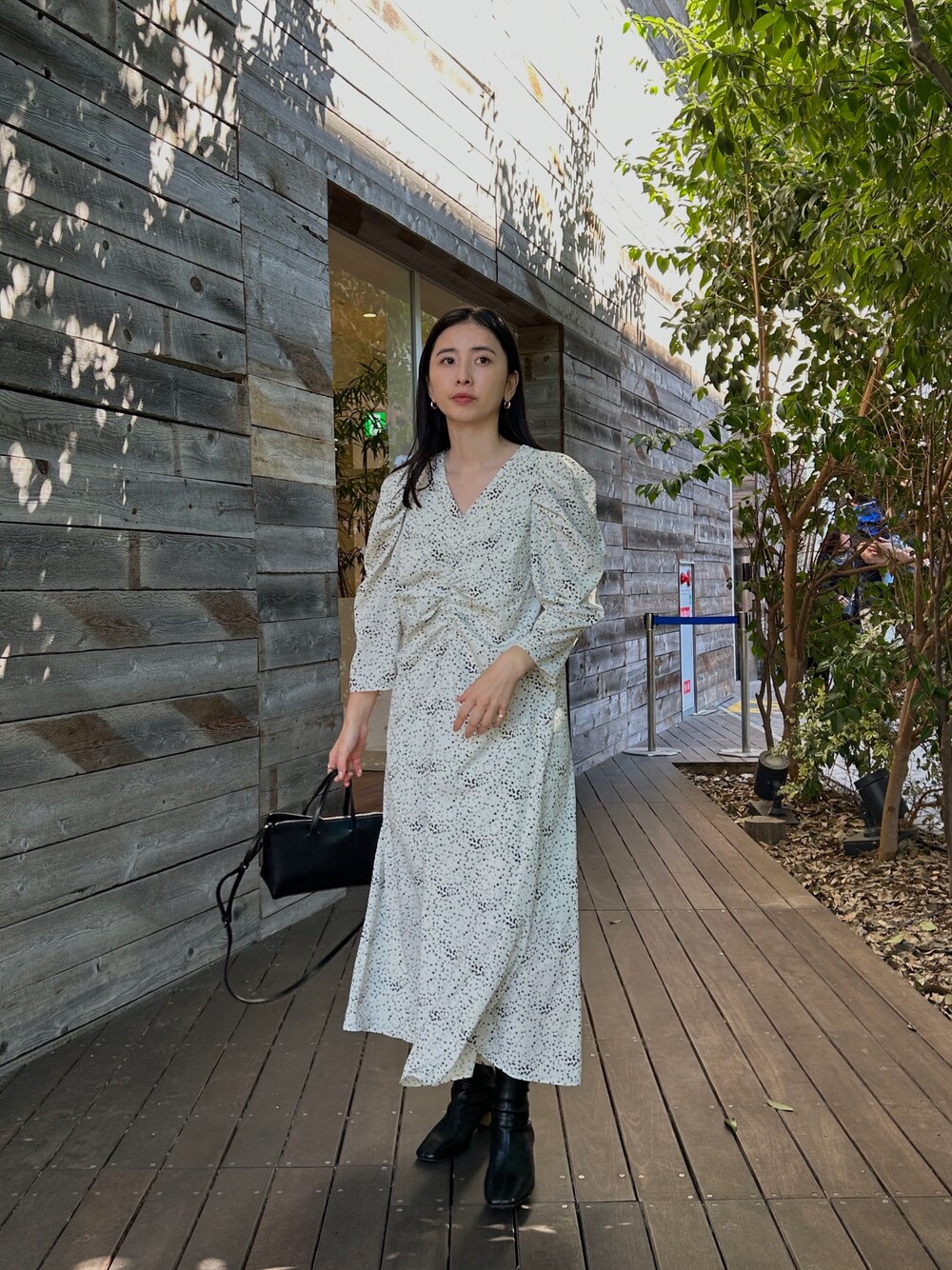 「ワンピース、秋コーデ、ノスタルジア、きれいめカジュアル、きれいめコーディネート、オトナ女子、オトナカジュアル、プチプラコーデ、デートコーデ、お出かけコーデ、骨格ウェーブ、低身長、157cmコーデ」｜「&. NOSTALGIAのダルメシアンフロントギャザーワンピース（ワンピース、ホワイト系）」を使った、YUKAさん（骨格ウェーブ・レディース・157cm）の秋コーディネートの1枚目の写真