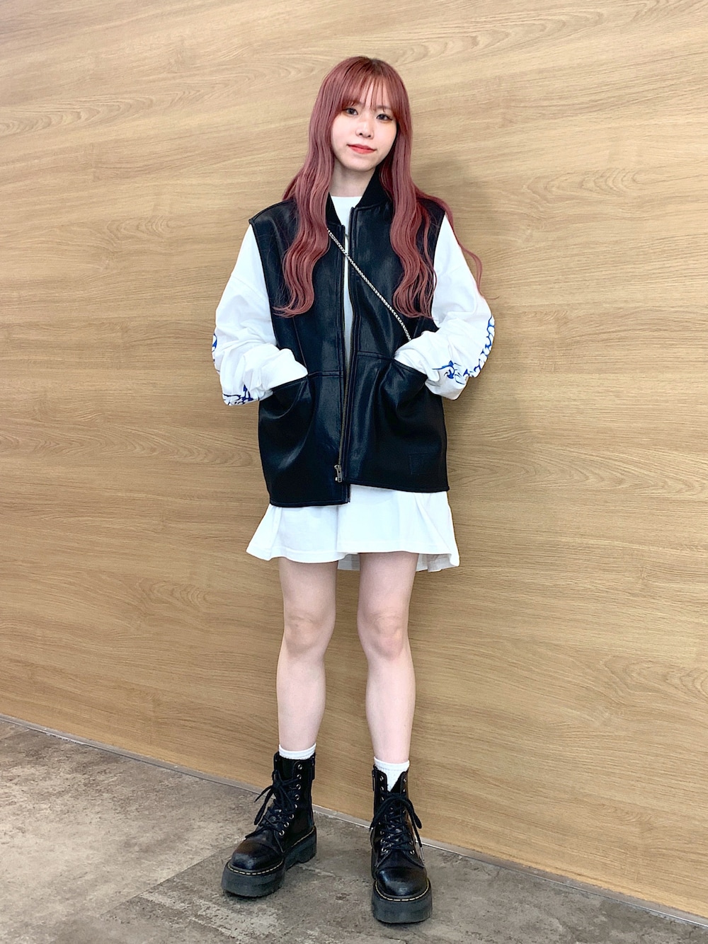 「x-girl、X-girl、x-girl_ootd、X-girl _ootd、ベスト、ロンT、ドレス、Tドレス、ショートパンツ、ワンピース、秋コーデ」｜「X-girlのFAUX LEATHER VEST（ベスト、ブラック系）」を使った、古内 麻衣さん（レディース・157cm）の秋コーディネートの1枚目の写真