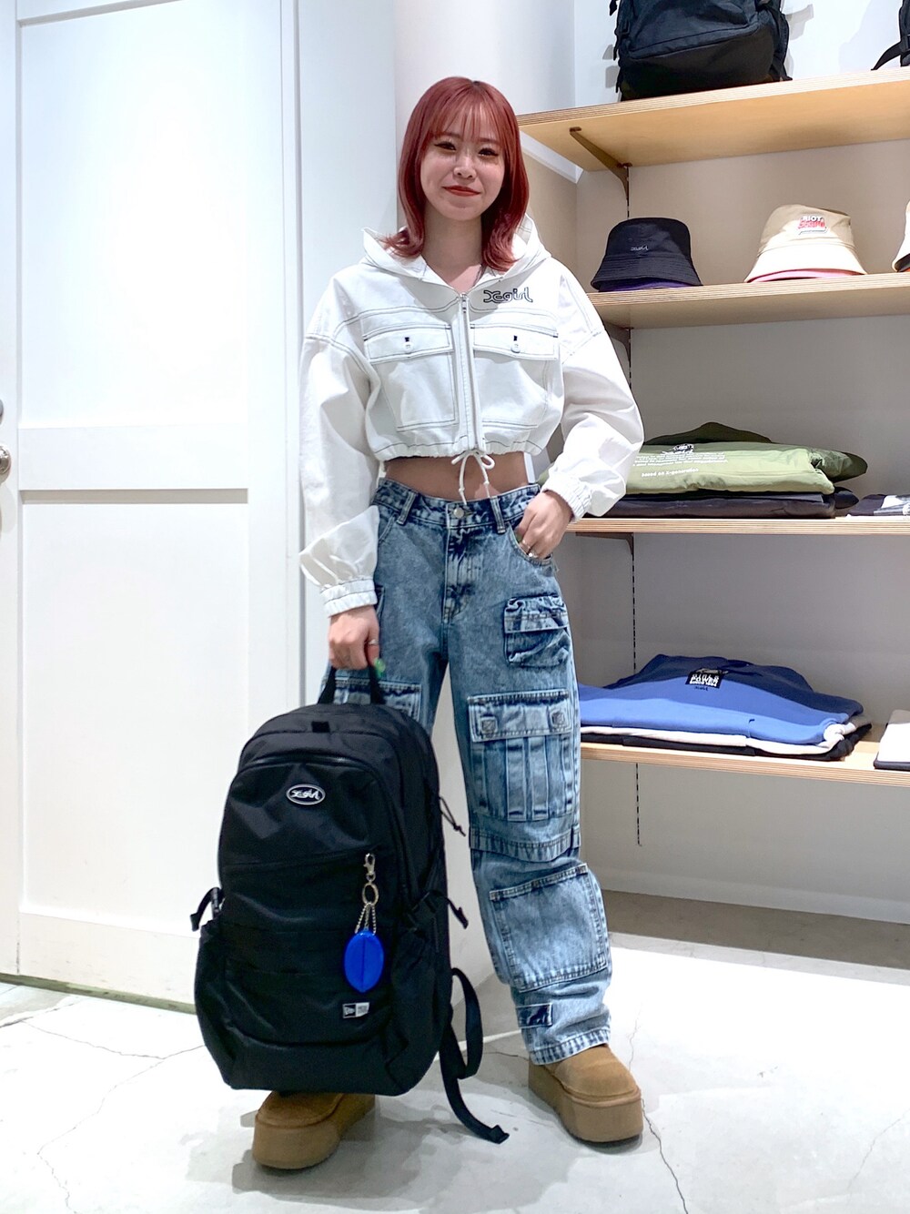 「エックスガール、x-girl、x-girl_ootd、X-girl _ootd、シャツ、パーカー、デニムパンツ、バックパック、コラボアイテム、春コーデ」｜「X-girlのCROPPED HOODED SHIRT（ブルゾン、ホワイト系）」を使った、古内 麻衣さん（レディース・157cm）の春コーディネートの1枚目の写真