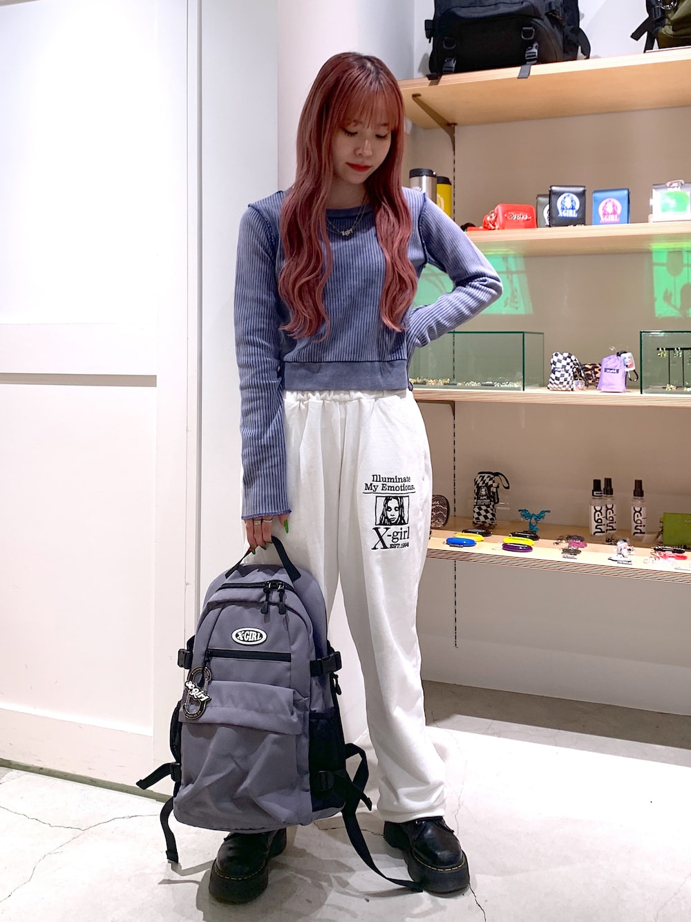 「x-girl、x-girl_ootd、X-girl _ootd、カジュアルコーデ、カットソー、ニット、ショート丈、スウェットパンツ、セットアップ、バックパック、リュック、カラビナ」｜「X-girlのWIDE RIB BABY TOP（Tシャツ/カットソー、ブルー系）」を使った、古内 麻衣さん（レディース・157cm）の秋コーディネートの1枚目の写真
