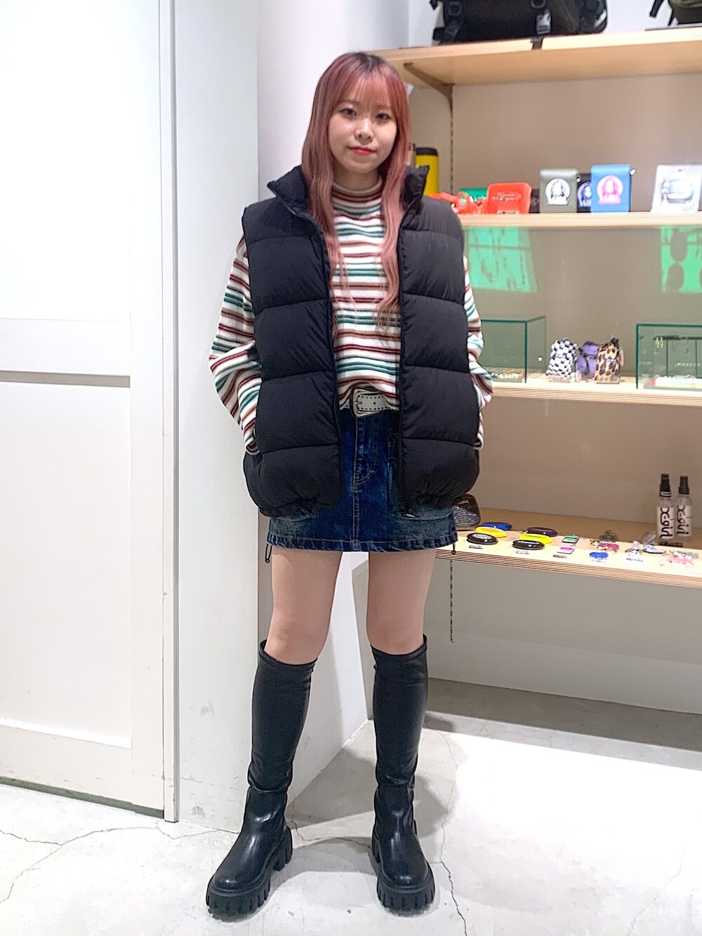 「x-girl、x-girl_ootd、X-girl _ootd、ダウンジャケット、タートルネック、ニット、デニムスカート、ロングブーツ、秋コーデ」｜「X-girlのSTRIPED HIGH NECK KNIT TOP（ニット/セーター、ホワイト系）」を使った、古内 麻衣さん（レディース・157cm）の秋コーディネートの1枚目の写真