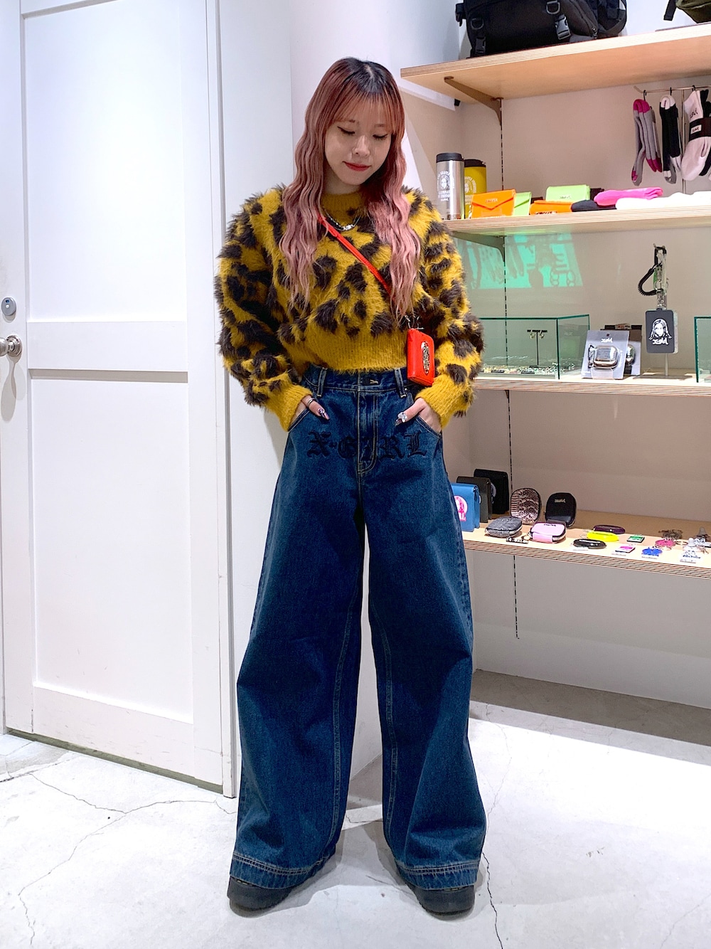 「x-girl、x-girl_ootd、X-girl _ootd、秋コーデ、ニット、パンツスタイル、デニムパンツ、バギーパンツ、人気アイテム」｜「X-girlのOVAL LOGO COIN & CARD CASE（コインケース、レッド系）」を使った、古内 麻衣さん（レディース・157cm）の秋コーディネートの1枚目の写真