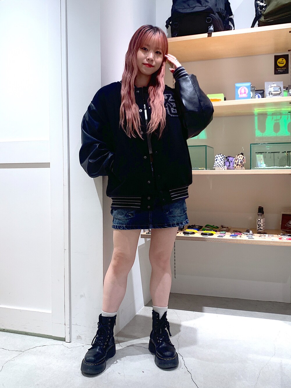 「x-girl、x-girl_ootd、X-girl _ootd、ジャケット、スカート、デニムスカート、秋コーデ、冬コーデ、スタジャン」｜「X-girlのCOLLEGE LOGO STADIUM JUMPER（スタジャン、ブラック系）」を使った、古内 麻衣さん（レディース・157cm）の秋コーディネートの1枚目の写真