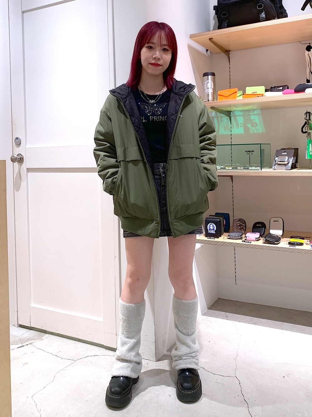 「x-girl、x-girl_ootd、X-girl _ootd、ジャケット、リバーシブルジャケット、人気アイテム、トップス、カットソー、コラボアイテム、デニムスカート、レッグウォーマー」｜「X-girlのX-girl × VANNA L/S BABY TEE（Tシャツ/カットソー、ブラック系）」を使った、古内 麻衣さん（レディース・157cm）の冬コーディネートの1枚目の写真