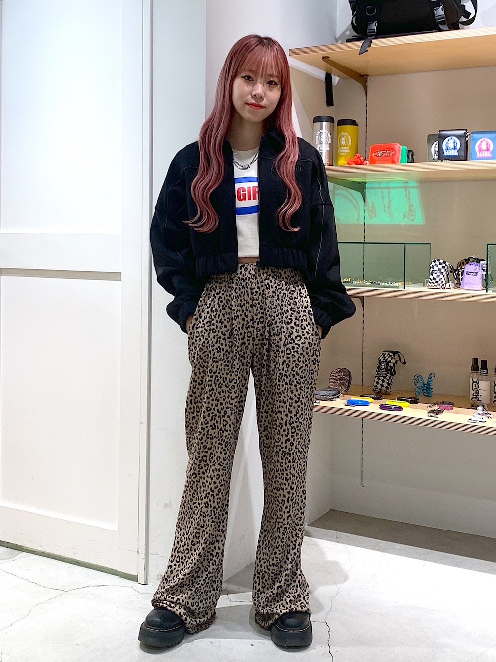 「x-girl、X-girl、x-girl_ootd、X-girl _ootd、秋コーデ、ジャケット、カットソー、レオパード、イージーパンツ」｜「X-girlのOVAL LOGO S/S BABY TEE（Tシャツ/カットソー、ホワイト系）」を使った、古内 麻衣さん（レディース・157cm）の秋コーディネートの1枚目の写真