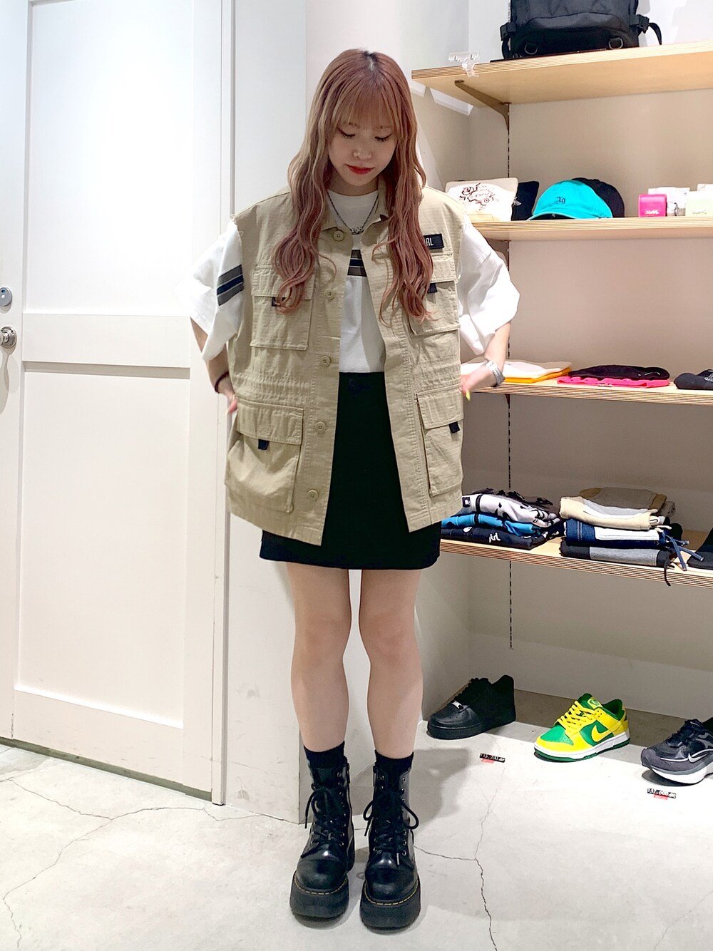 「エックスガール、x-girl、x-girl_ootd、X-girl _ootd、シャツベスト、ベスト、セットアップ、スカート、ストリートコーデ、夏コーデ」｜「X-girlのMILITARY SLEEVELESS SHIRT（ベスト、ベージュ系）」を使った、古内 麻衣さん（レディース・157cm）の夏コーディネートの1枚目の写真
