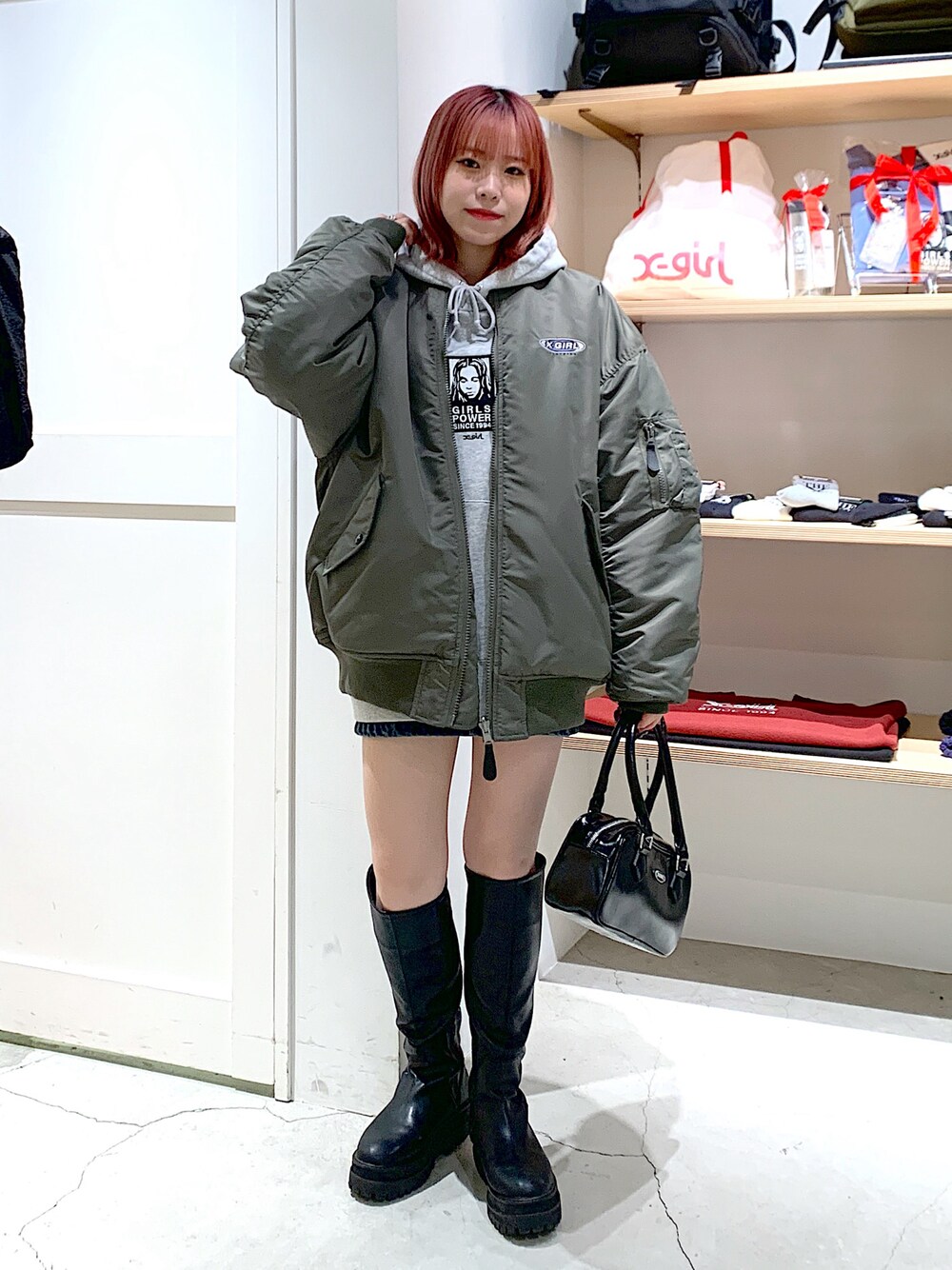 「x-girl、X-girl、x-girl_ootd、X-girl _ootd、冬コーデ、MA-1、スウェットフーディー、パーカー、セットアップ、デニムスカート、ロングブーツ、ハンドバッグ」｜「X-girlのHANDBAG（ハンドバッグ、ブラック系）」を使った、古内 麻衣さん（レディース・157cm）の冬コーディネートの1枚目の写真