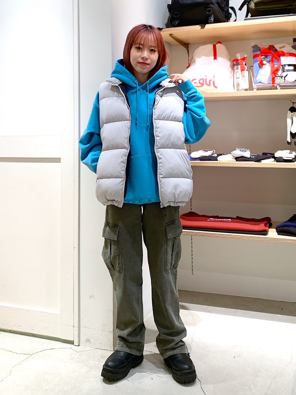 「x-girl、X-girl、X-girl _ootd、x-girl_ootd、秋コーデ、カラーアイテム、ダウンベスト、スウェットパンツ、カーゴパンツ」｜「X-girlのPADDED VEST（ダウンベスト、グレー系）」を使った、古内 麻衣さん（レディース・157cm）の冬コーディネートの1枚目の写真