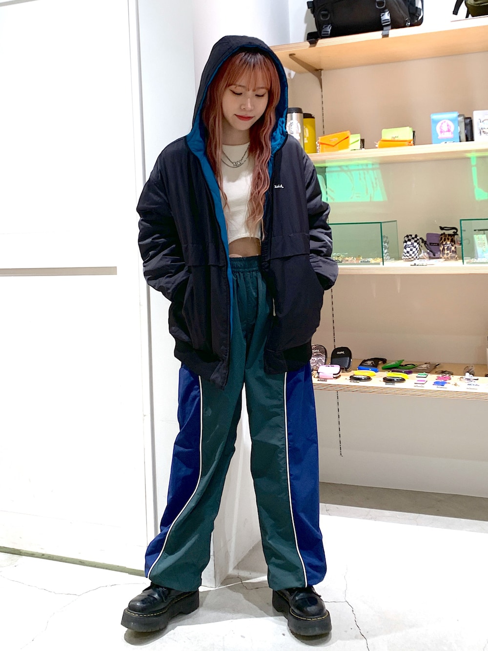 「x-girl、X-girl _ootd、x-girl_ootd、冬コーデ、ジャケット、リバーシブルジャケット、定番アイテム、クロップドトップス、パンツスタイル、カジュアルコーデ」｜「X-girlのCONTRAST PIPING PANTS（その他パンツ、グリーン系）」を使った、古内 麻衣さん（レディース・157cm）の秋コーディネートの1枚目の写真