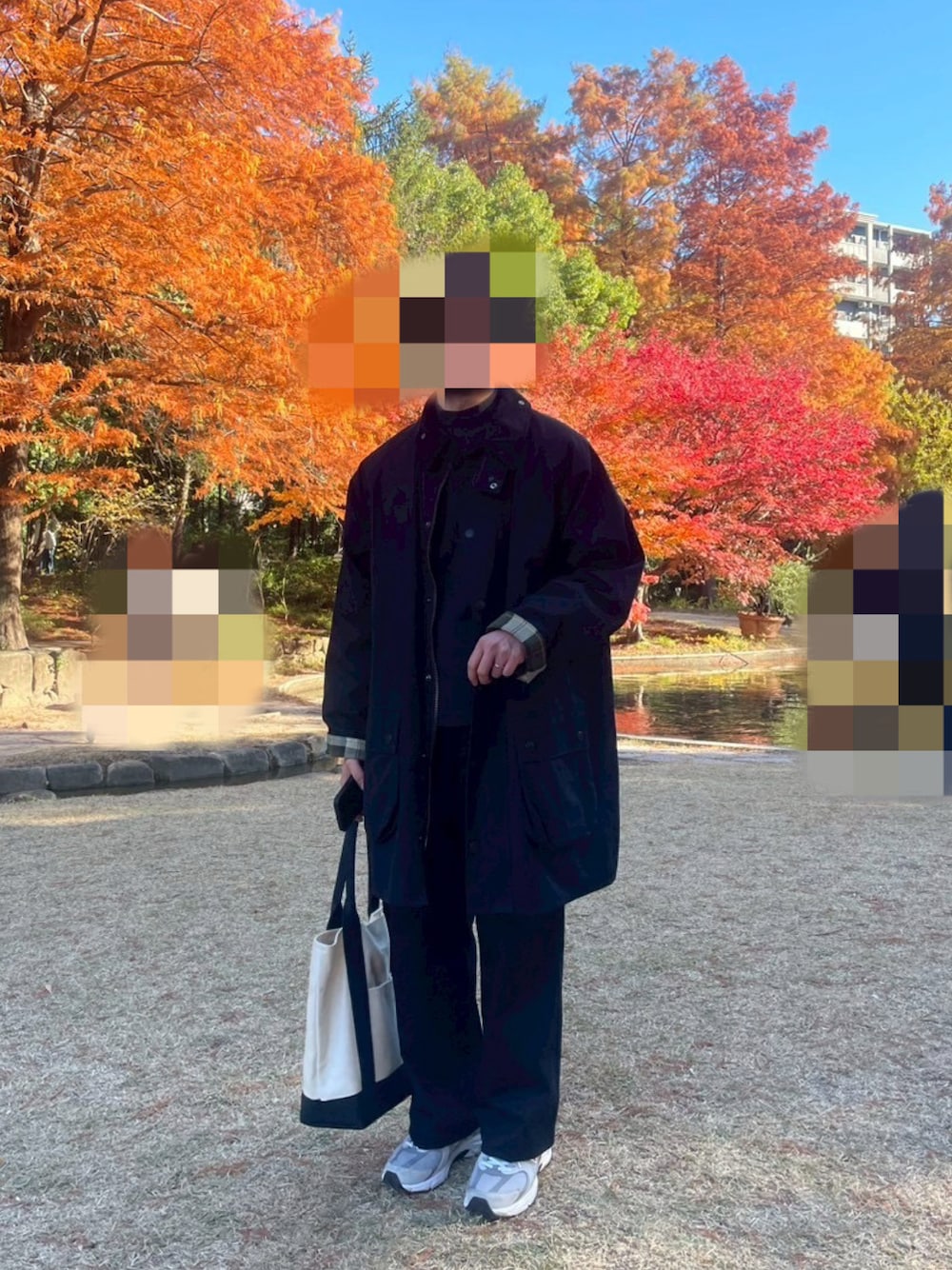 ブルー系のジャケット/アウター、ブラック系のチノパンツ、グレー系のスニーカーを着用したメンズの秋コーディネートの1枚目の写真