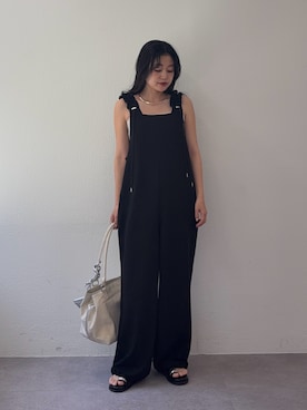 「CIAOPANIC TYPY（チャオパニックティピー）の【3サイズ展開】肩ドロストギャザーカットソポンチサロペット（つなぎ/オールインワン、ブラック系）」を使った、yunaさん（レディース・153cm）の春コーディネート