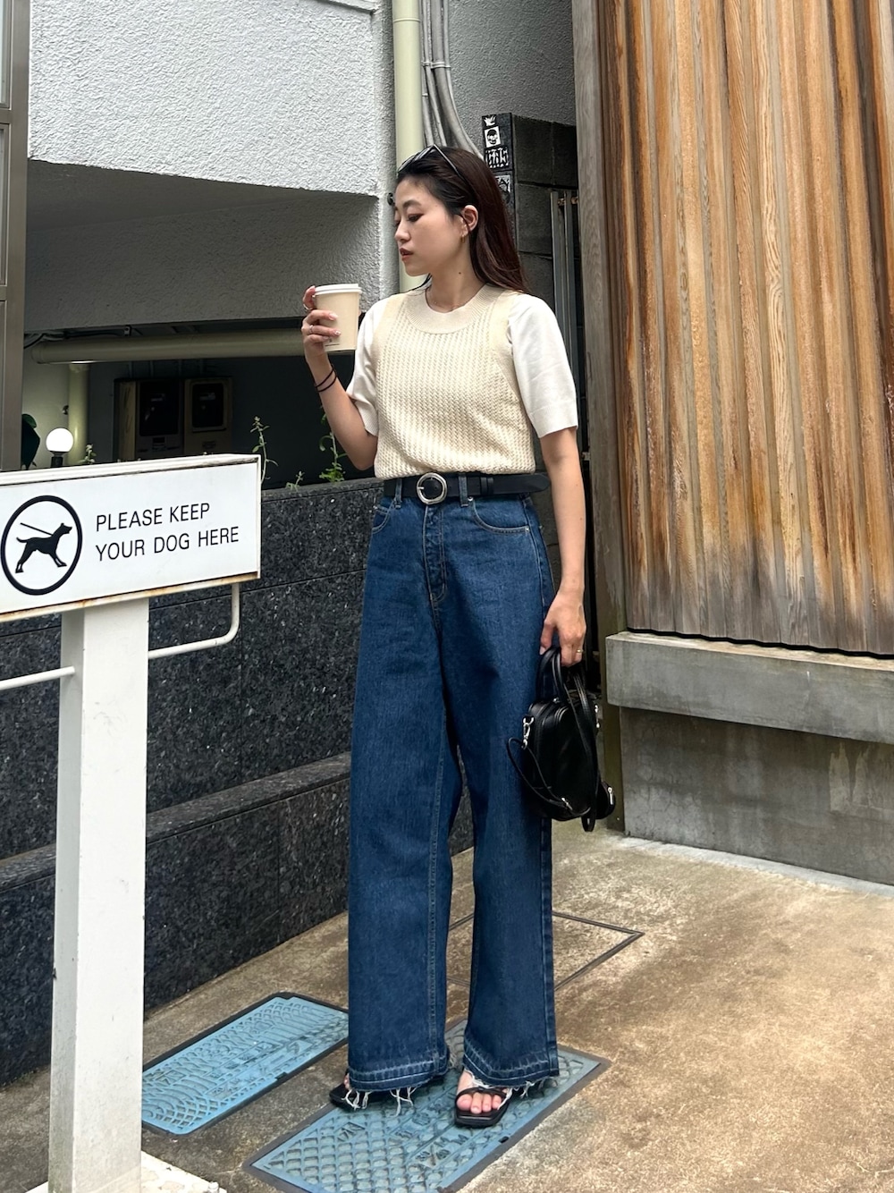 「ワイドパンツ、初夏コーデ、シンプルスタイル、ラクチンコーデ、大人コーデ、ゆるコーデ、低身長女子、outfit、レイヤード、大人カジュアル、カジュアルコーデ、カジュアル、タンクトップ、デニムパンツ、デニム」｜「CIAOPANIC TYPYのコンパクトドライタッチクルーニット（ニット/セーター、ホワイト系）」を使った、yunaさん（レディース・153cm）の春コーディネートの1枚目の写真