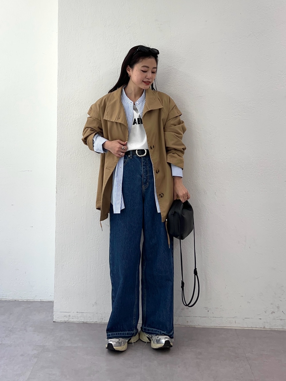「ロンT、春服、お出かけコーデ、きれいめコーデ、休日スタイル、リラックススタイル、ママファッション、大人コーデ、キレイめ、ベージュ、低身長女子、レイヤード」｜「CIAOPANIC TYPYの【マルチウェイ】袖取り外しポンチョ風トレンチミドル丈コート（トレンチコート、ベージュ系）」を使った、yunaさん（骨格ウェーブ・レディース・153cm）の春コーディネートの1枚目の写真