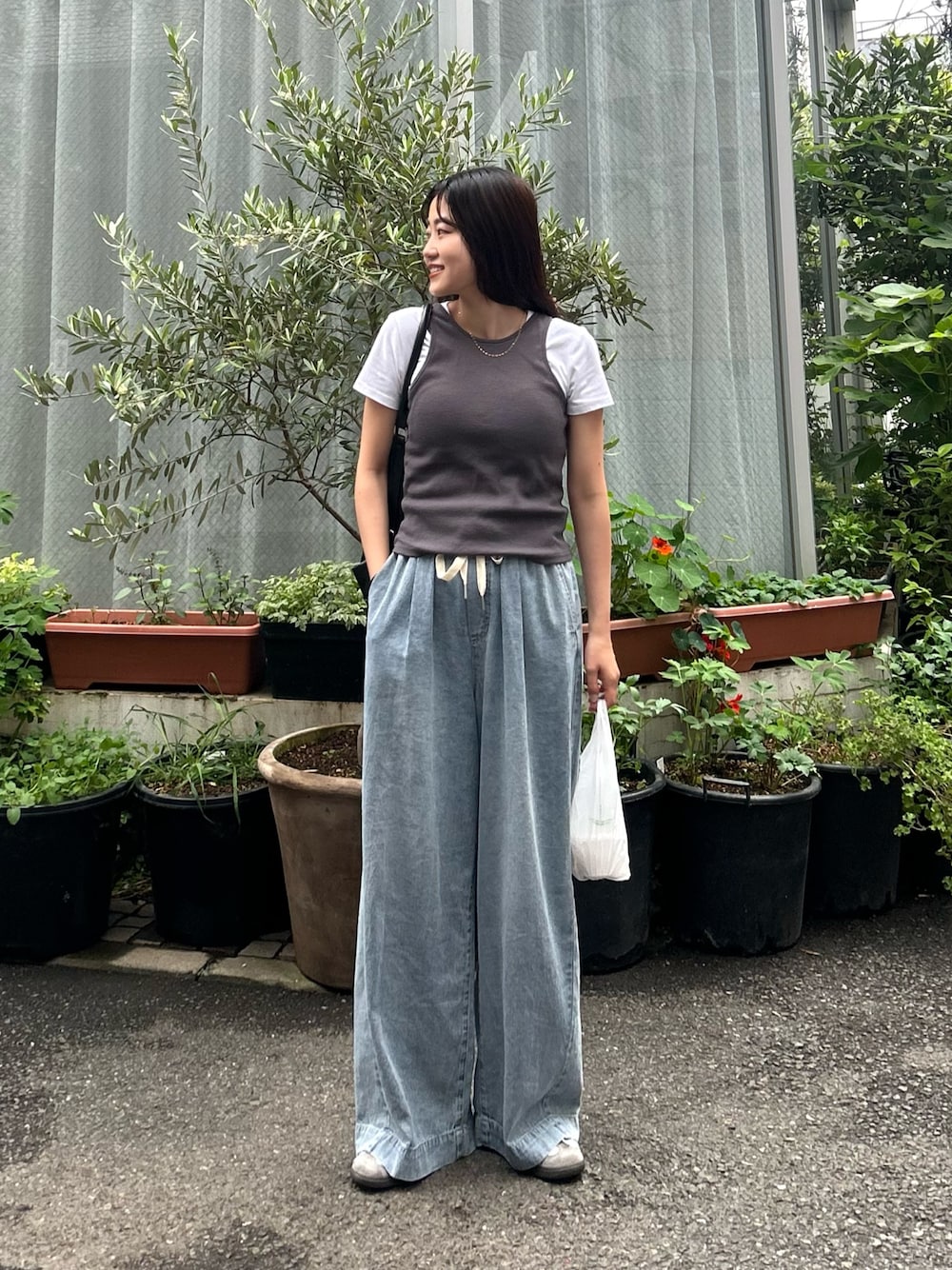 「ワイドパンツ、白Tシャツ、おでかけコーデ、大人コーデ、おしゃれさんと繋がりたい、プチプラコーデ、ラフコーデ、ママファッション、低身長女子、デニム、デニムパンツ、ゆるコーデ、楽チンコーデ、カジュアル、カジュアルコーデ」｜「CIAOPANIC TYPYの【低身長・高身長対応/サイズ展開あり】柔らかワイドイージーデニム（デニムパンツ、ブルー系）」を使った、yunaさん（骨格ウェーブ・レディース・153cm）の春コーディネートの1枚目の写真