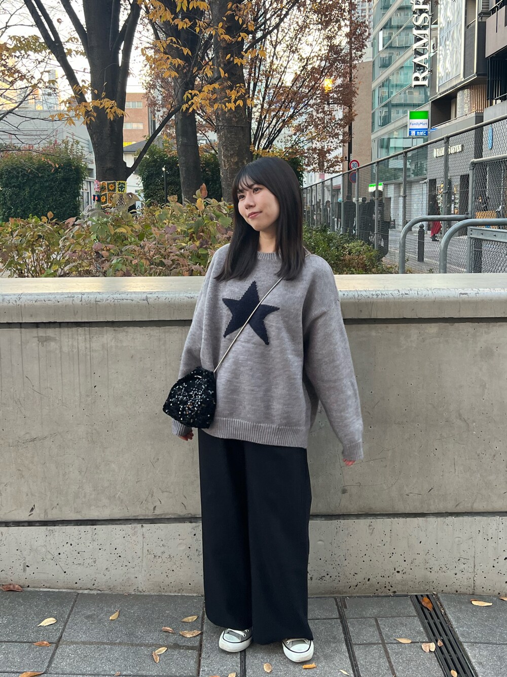 ブラック系のその他パンツ、グレー系のスニーカー、ブラック系のショルダーバッグを着用したレディースの冬コーディネートの1枚目の写真