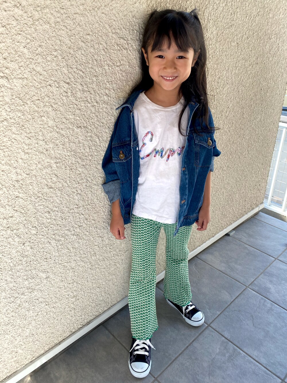 「ファッションを楽しもう、休日コーデ、カジュアルコーデ、キッズコーデ、女の子コーデ」｜「EMPORIO ARMANIのアイテム（Tシャツ/カットソー、ホワイト系）」を使った、ryoさん（キッズ・110cm）の秋コーディネートの1枚目の写真