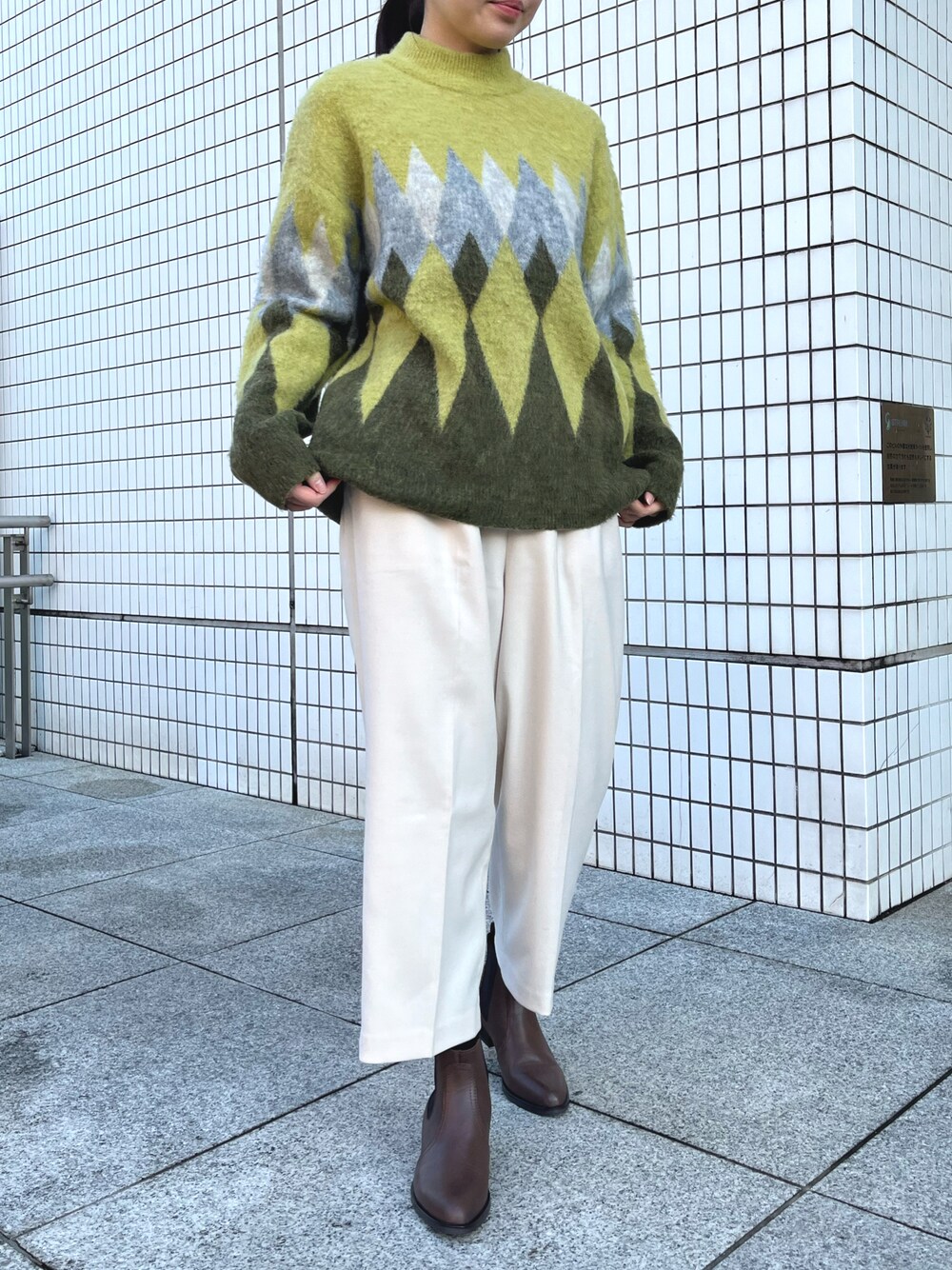 「大人コーデ、冬のコーデ、パンツスタイル、パンツコーデ、白パンツ、アーガイル柄、アーガイルニット、セーターニット、ノンブルアンペール、トラッド、ニットコーデ、ニット、アルパカニット、華やかコーデ」｜「NOMBRE IMPAIRのポリエステルトロ　ワイドパンツ（その他パンツ、ホワイト系）」を使った、kameda.さん（レディース・159cm）の冬コーディネートの1枚目の写真