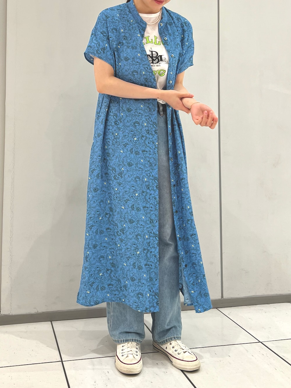「きれいめカジュアル、夏だ！Tシャツ着よう！、ワンピース、ワンピーススタイル、ワンピース×スニーカー、ワンピースコーデ、ワンピース×デニム、ワンピース×パンツ、ノンブルアンペール、フィルデフェール、トラッドスタイル、トラッド、柄ワンピース、着回しコーデ、大人カジュアル」｜「NOMBRE IMPAIRのスケッチフラワーPT　ボウタイブラウス（シャツ/ブラウス、ブルー系）」を使った、kameda.さん（レディース・159cm）の夏コーディネートの1枚目の写真