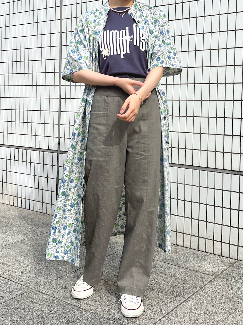 「オトナカジュアル、夏ファッション、オトナ女子、オトナカワイイ、リラックススタイル、夏服、春服、ワンピース、ワンピーススタイル、ワンピース×スニーカー、リネンパンツ、トラッド、トラッドスタイル、ノンブルアンペール、花柄ワンピース」｜「NOMBRE IMPAIRのオリエンタルミドルフラワープリント　スタンドワンピース（ワンピース、ブルー系）」を使った、kameda.さん（レディース・159cm）の夏コーディネートの1枚目の写真
