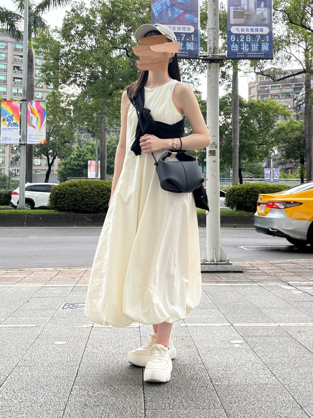 「サマースタイル、大人可愛い、夏、夏コーデ、さらっと晴れやかスナップ、ワンピース、スニーカー、お出かけコーデ、旅行、SLOBE IENA、UGG、polene、厚底スニーカー」｜「UGGのUGG W MARIN MEGA LACE / アグ マリン メガ レース（スニーカー、ホワイト系）」を使った、くまとらさん（レディース・163cm）の夏コーディネートの1枚目の写真