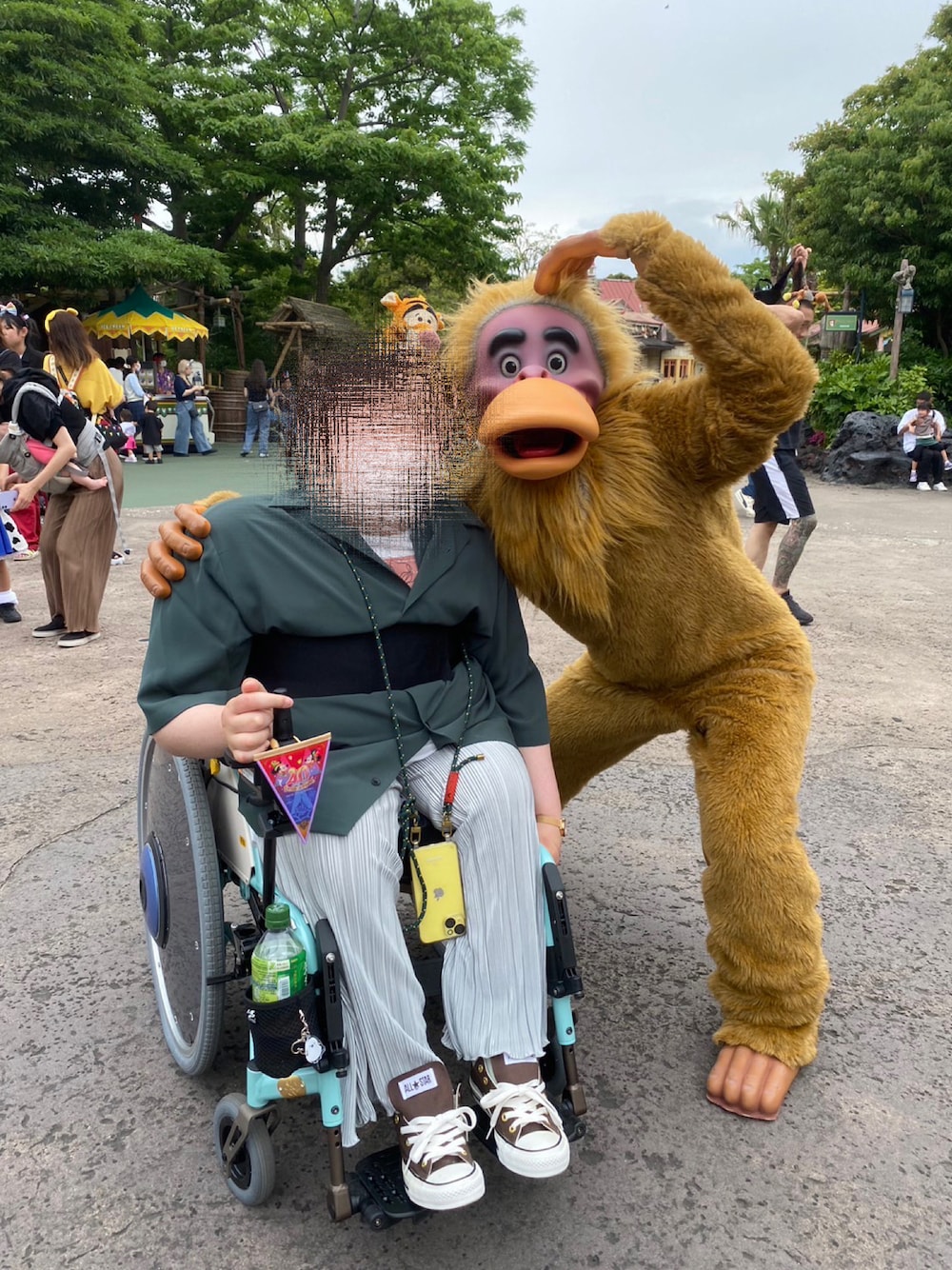 「オトナカジュアル、ディズニーコーデ、ぽっちゃり、シャツスタイル、スニーカー、お洒落さんとつながりたい、車椅子、すわりコーデ」｜「Disneyのアイテム（カチューシャ、オレンジ系）」を使った、さきまるさん（レディース・160cm）の夏コーディネートの1枚目の写真
