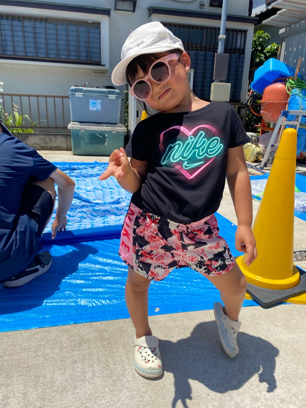 「NIKEのアイテム（パンツ、ピンク系）」を使った、ぴよこさん（キッズ・100cm）の夏コーディネートの1枚目の写真
