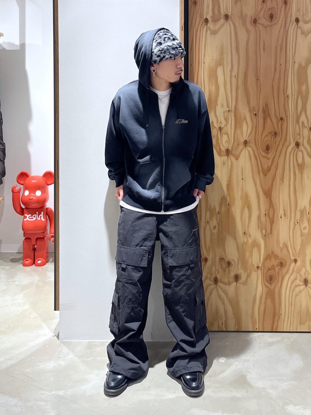 ブラック系のカーゴパンツ、ブラック系のパーカー、グレー系のニットキャップ/ビーニーを着用したメンズの秋コーディネートの1枚目の写真