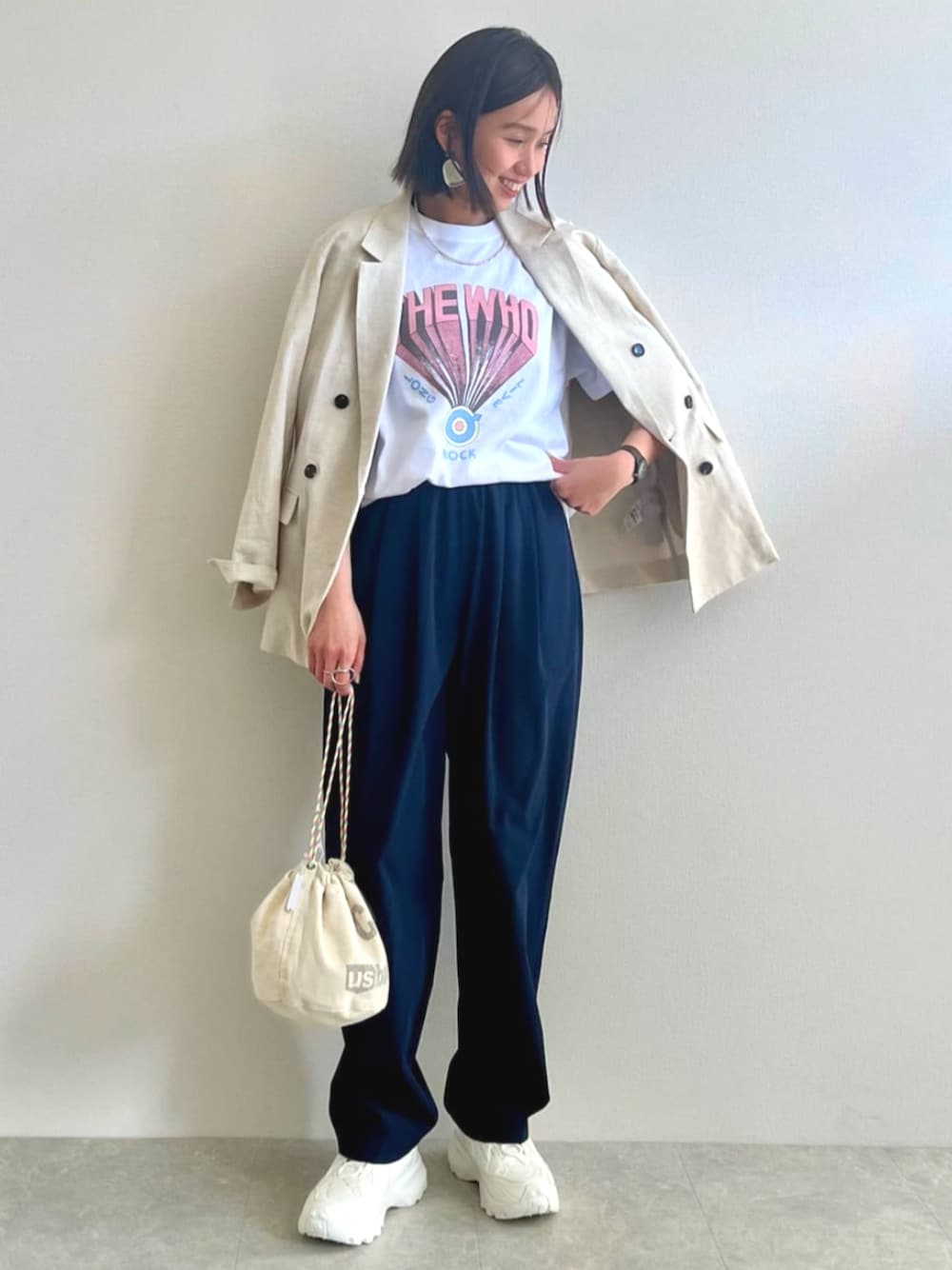 ブルー系のその他パンツ、ホワイト系のTシャツ/カットソーを着用したレディースの春コーディネートの1枚目の写真