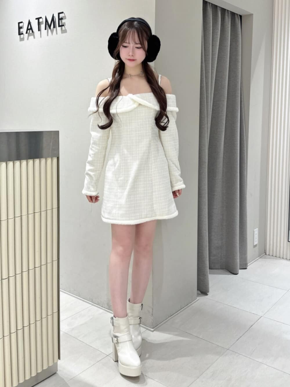 ホワイト系のブーツ、ホワイト系のワンピース、シルバー系のネックレスを着用したレディースの冬コーディネートの1枚目の写真