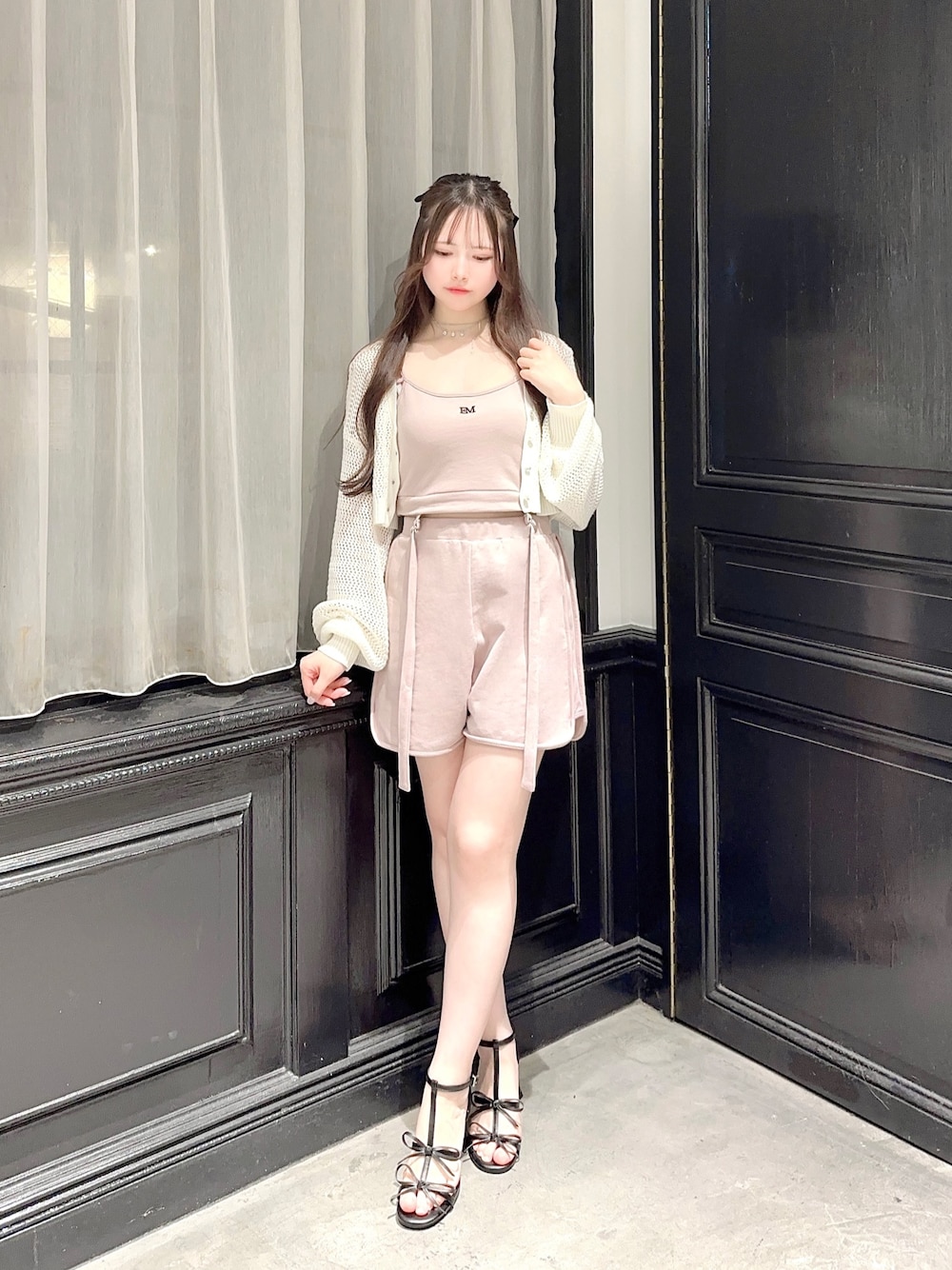 「夏コーデ、大人カジュアル、着回しコーデ、パンツスタイル、ロンパース、ガーリーカジュアル、楽チンコーデ、旅行コーデ、ラフコーデ、トレンド、カーディガン、通学コーデ、おでかけコーデ、骨格ウェーブ、着回し」｜「EATMEのBIGリボンシュシュ（シュシュ、ブラック系）」を使った、乃愛さん（レディース・158cm）の夏コーディネートの1枚目の写真