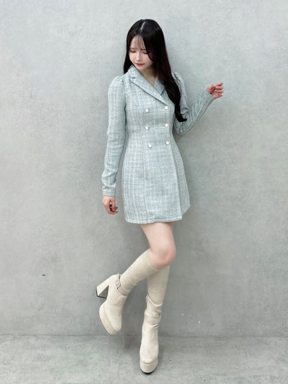 ホワイト系のブーツ、ブルー系のワンピースを着用したレディースの秋コーディネートの1枚目の写真