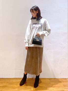 「FREE'S MART（フリーズマート）のベロア楊柳ナロースカート（スカート）」を使った、林奈緒美さん（レディース・167cm）の秋コーディネート