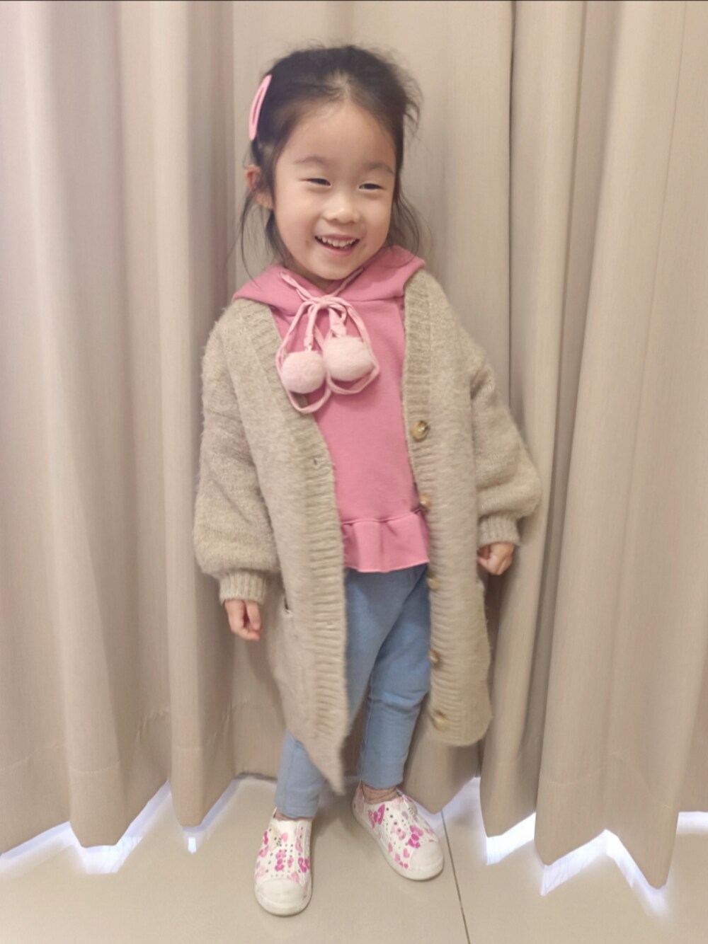 「Strawberry Coral のアイテム（パーカー、ピンク系）」を使った、點點さん（キッズ・90cm）の冬コーディネートの1枚目の写真