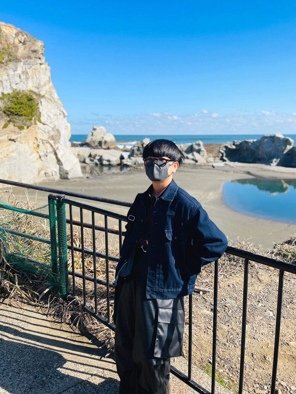 「秋っぽコーデ更新中、アウトドアスタイル、大人コーデ、おでかけコーデ、デニムジャケット、カーゴパンツ、ニット、コート、メガネ男子、マフラー、レッド、ベスト、春コーデ、秋コーデ、きれいめカジュアル」｜「LILLのドレープ/シンセティックレザーワイドスラックスカーゴパンツ（カーゴパンツ、ブラック系）」を使った、hato.さん（メンズ・165cm）の秋コーディネートの1枚目の写真