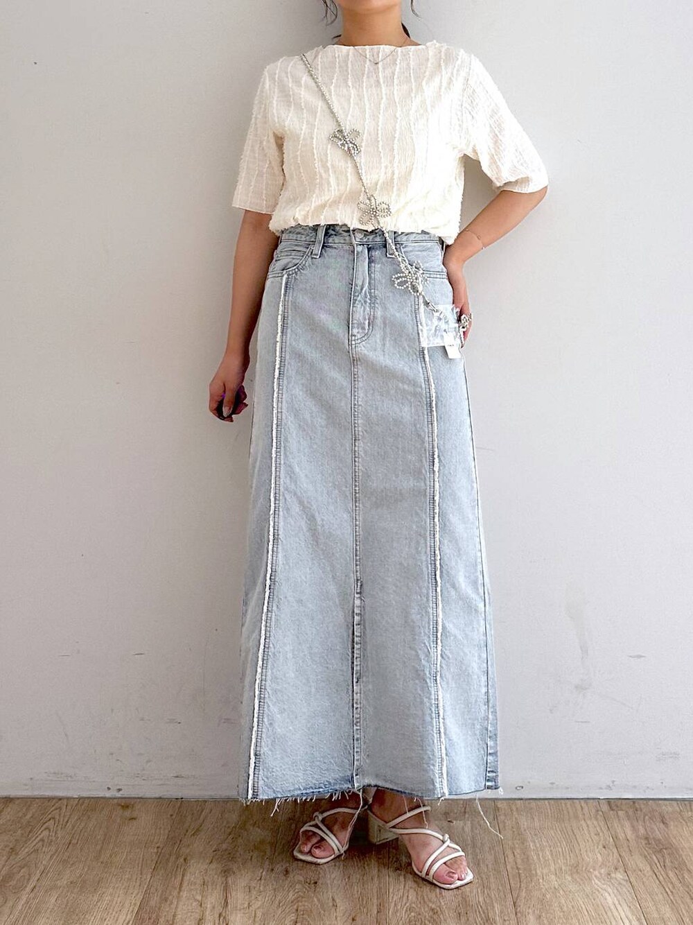 「ベーシック/シンプル、ローリーズスタイル_LOWRYS FARM、低身長、LOWRYS FARM、シンプルコーデ、大人女子カジュアル_LOWRYS FARM」｜「Me%のオハナビーズモバイルショルダーストラップ 109516（スマホグッズ、グレー系）」を使った、mimuさん（レディース・154cm）の夏コーディネートの1枚目の写真