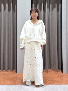 「LOWRYS FARM（ローリーズファーム）のストレッチサテンスカート　 290120（スカート、ホワイト系）」を使った、mimuさん（レディース・154cm）の秋コーディネート