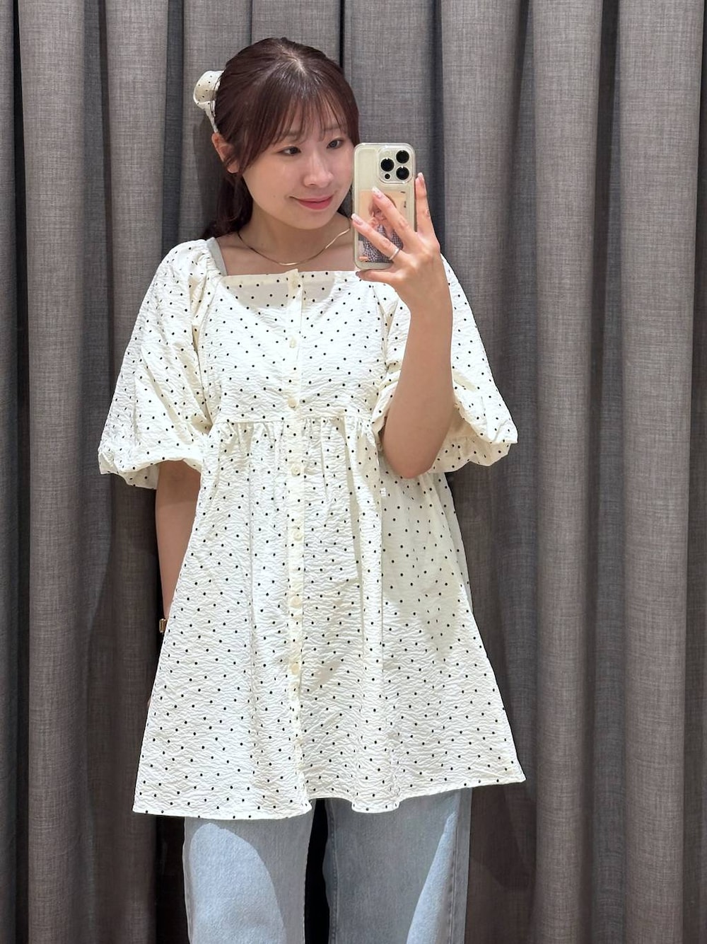 シルバー系のタンクトップ、ブルー系のデニムパンツ、その他のシャツ/ブラウスを着用したレディースの夏コーディネートの1枚目の写真