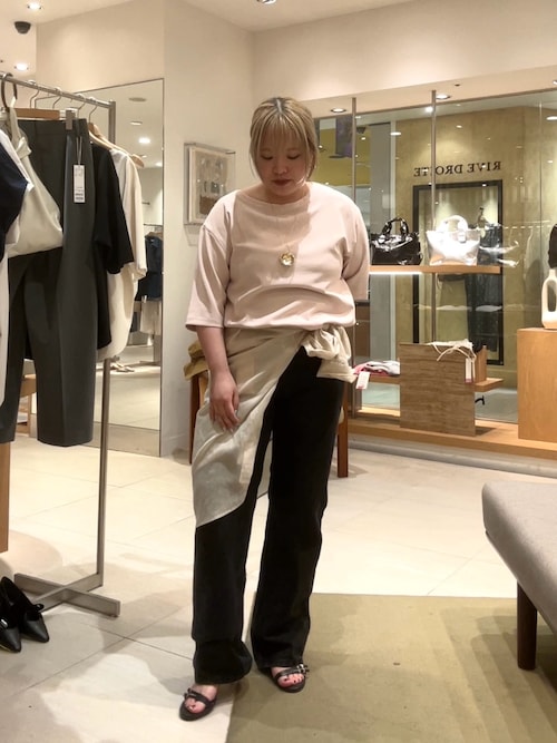 バックスリットハーフスリーブブラウス