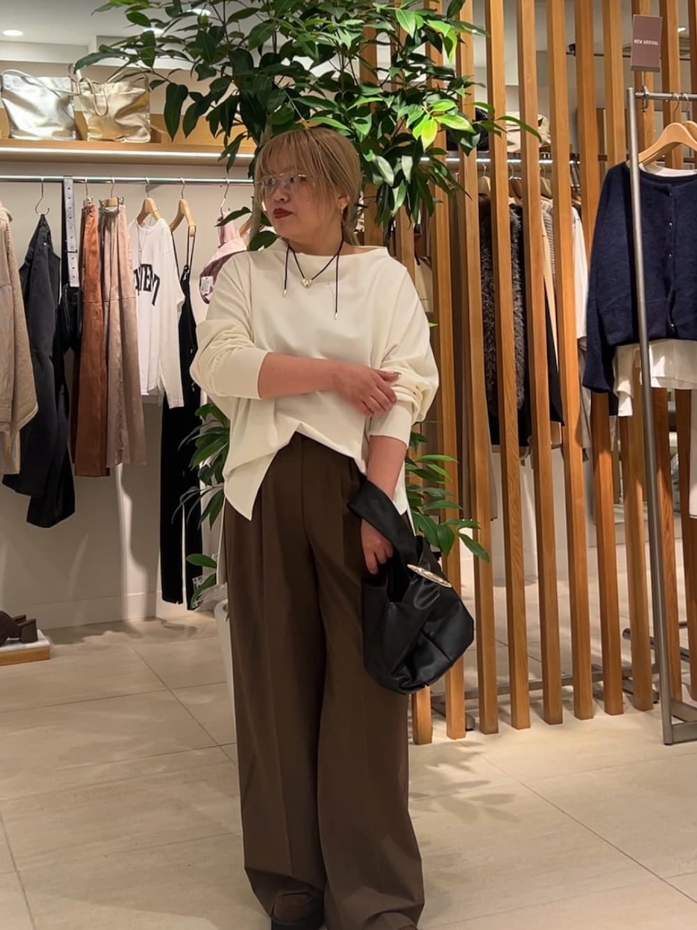 ホワイト系のTシャツ/カットソー、ブラウン系のその他パンツ、ブラック系のトートバッグを着用したレディースの秋コーディネートの1枚目の写真