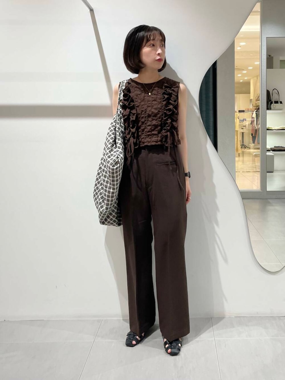 「低身長、休日スタイル、30代、154cm、旅行コーデ、155cm、ブルベ夏、骨格ウェーブ、暑い、30代前半、下半身太め、ウェーブ×ブルベ夏、テーマパークコーデ、外遊びコーデ、ウェーブ×低身長」｜「KBFの2WAYフリルノースリーブトップス（ベスト、ブラウン系）」を使った、うえさん（レディース・154cm）の夏コーディネートの1枚目の写真