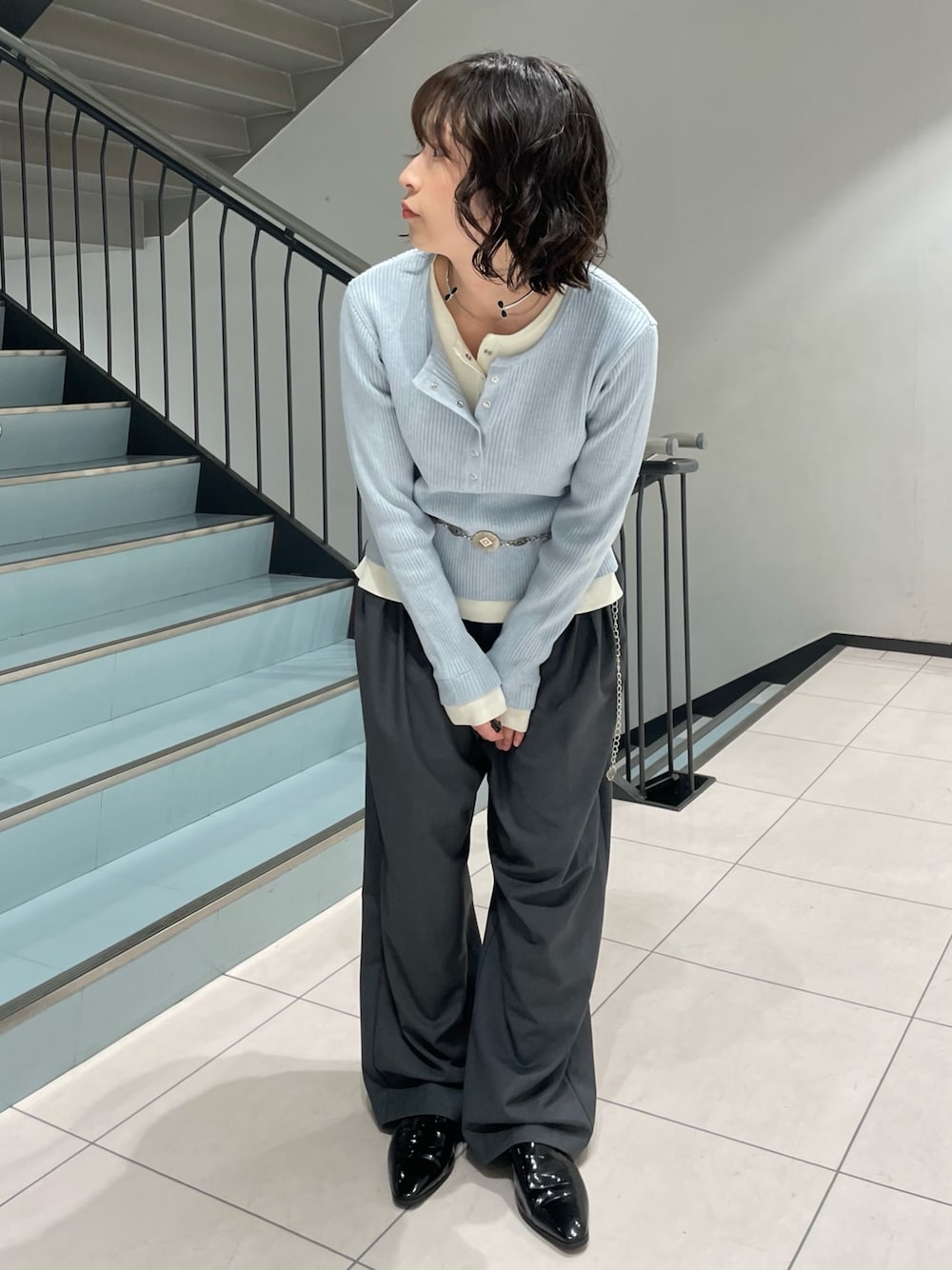 ブルー系のニット/セーター、グレー系のその他パンツ、シルバー系のネックレスを着用したレディースの秋コーディネートの1枚目の写真
