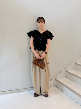 「KBF（ケイビーエフ）のフリルスリーブシャーリングブラウス（シャツ/ブラウス、ブラック系）」を使った、うえさん（レディース・154cm）の夏コーディネート
