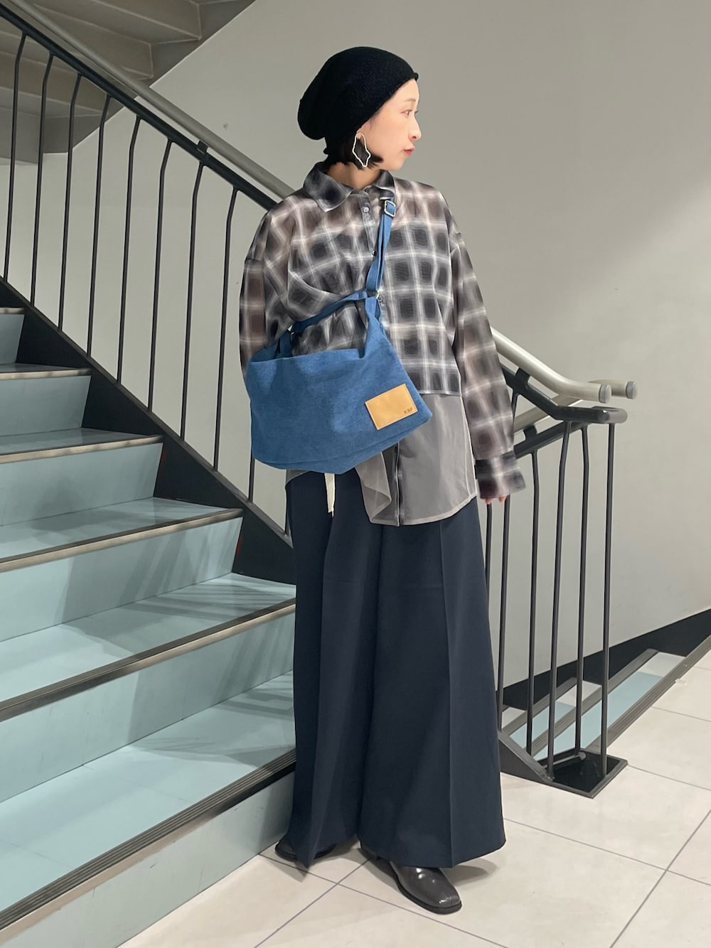 「チェック、ショルダーバッグ、秋服準備はじめました、シャツスタイル、ニット帽、レイヤードスタイル、小物で作る初秋コーデ、季節の変わり目羽織コーデ、初秋のパンツスタイル、お出かけコーデ、低身長コーデ、ママファッション、秋冬コーデ、旅行コーデ、ゆるコーデ」｜「KBFの2WAYハンドルデザインBAG（ハンドバッグ、ブルー系）」を使った、うえさん（骨格ウェーブ・レディース・154cm）の秋コーディネートの1枚目の写真