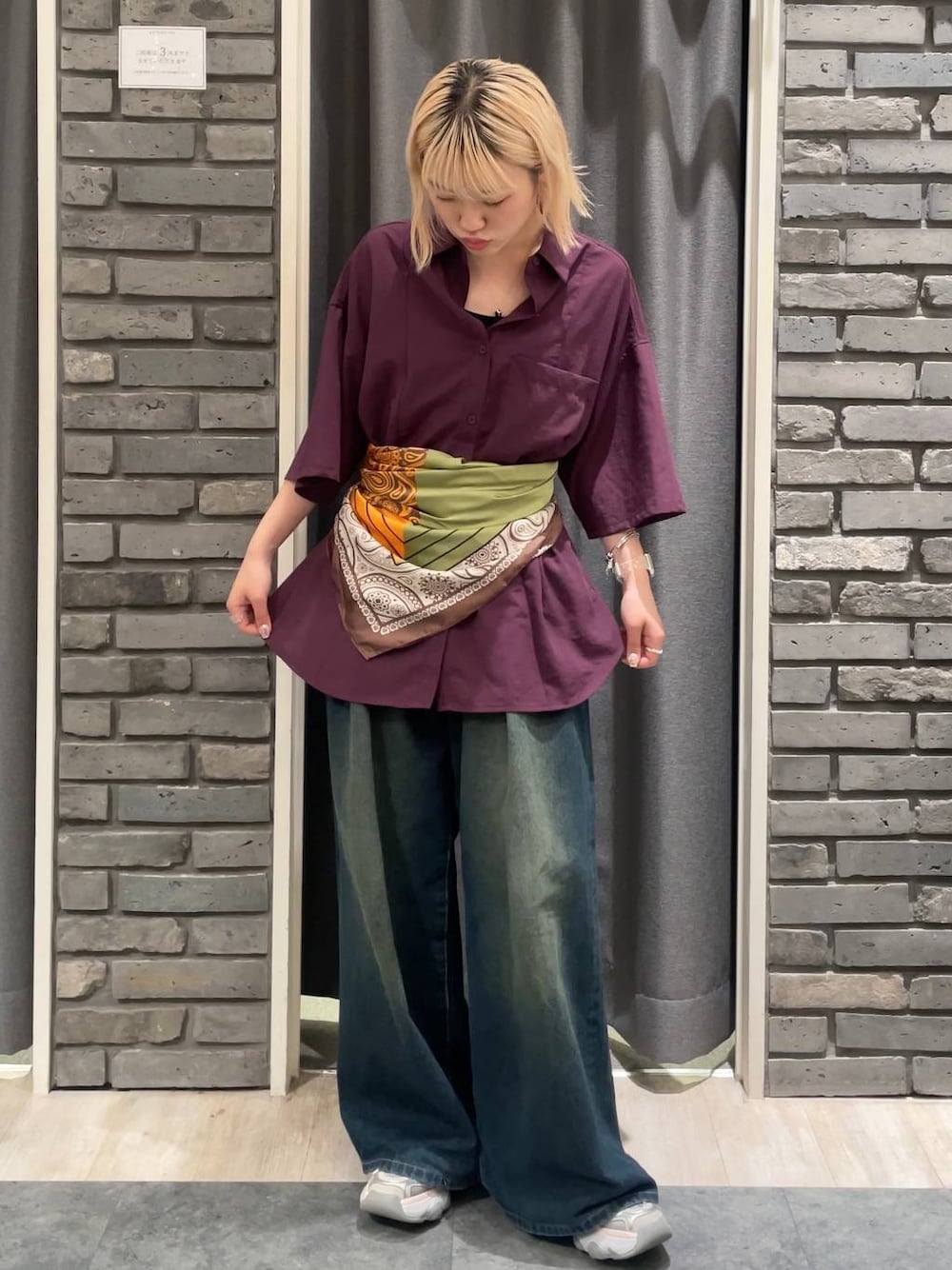 「カジュアル、個性派、差し色コーデ、オーバーサイズ、PAGEBOY、PBLIM、古着MIX、レイヤードスタイル、カジュアルコーデ、メンズライク、韓国系、韓国ファッション、スカーフ」｜「PAGEBOYの<WEB限定サイズあり>タックデニムパンツ（デニムパンツ、ブルー系）」を使った、nya2kichanさん（レディース・158cm）の夏コーディネートの1枚目の写真