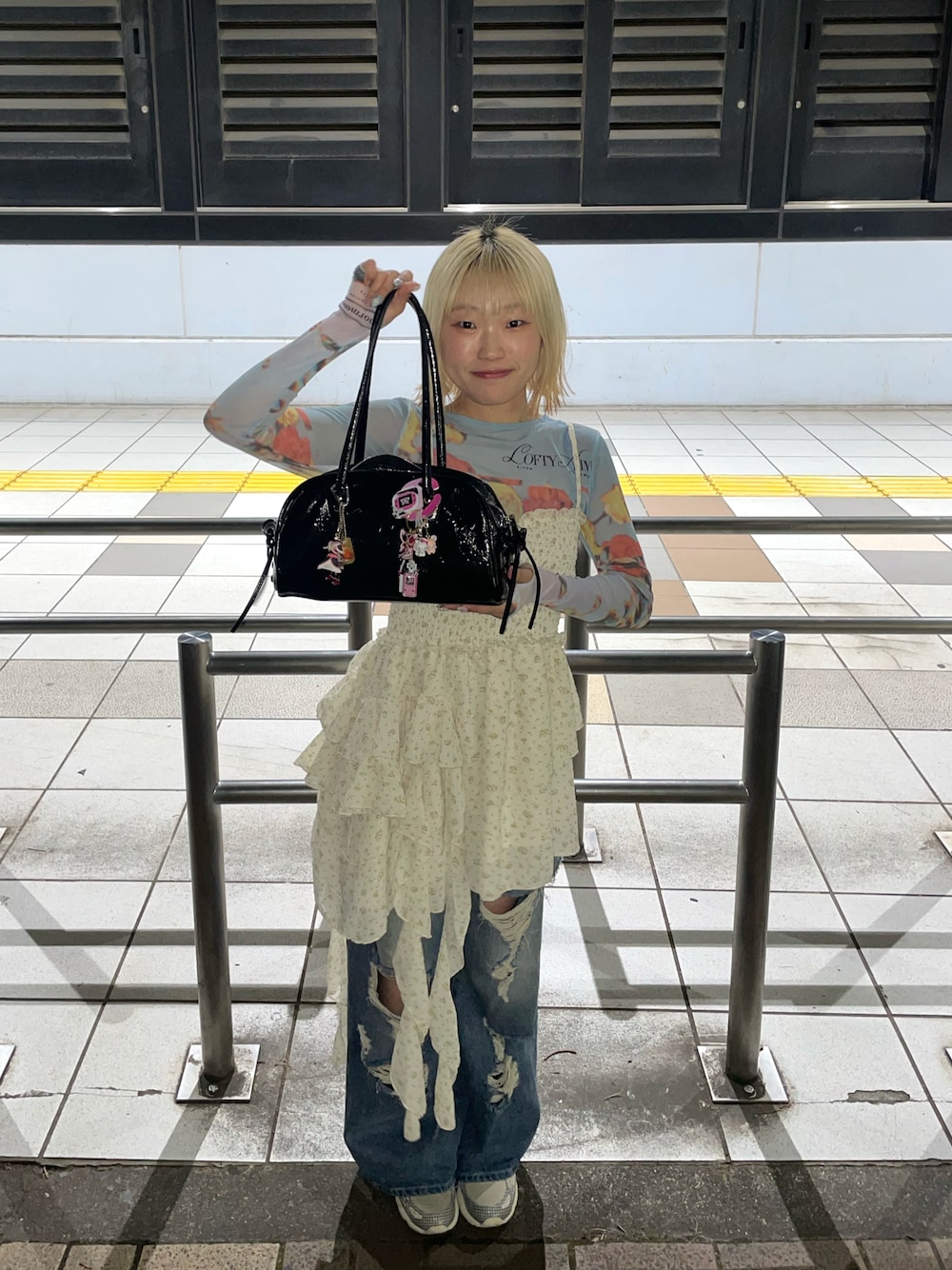 「レイヤードスタイル、シアートップス、韓国ファッション、カラーコーデ、カジュアルガーリー、PAGEBOY、jouetie、ダメージデニムパンツ」｜「PAGEBOYのレースアップボストンBAG（ショルダーバッグ、ブラック系）」を使った、nya2kichanさん（骨格ナチュラル・レディース・158cm）の夏コーディネートの1枚目の写真